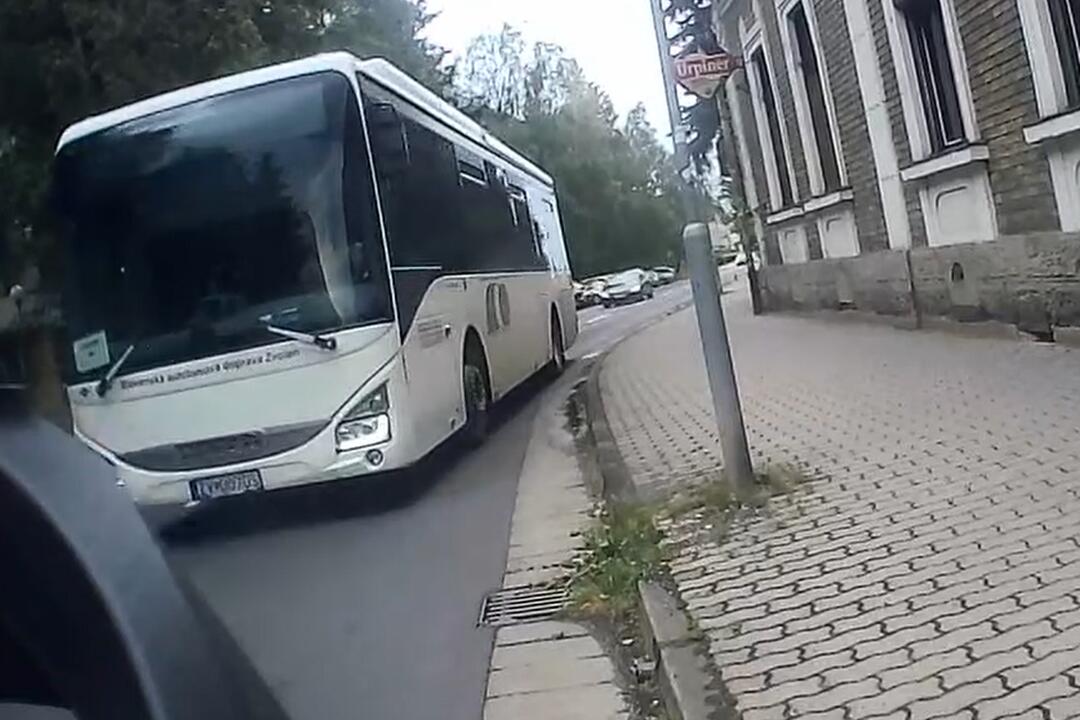 FOTO: Vodič autobusu vo Zvolene ohrozil svojou jazdou iných vodičov, foto 4