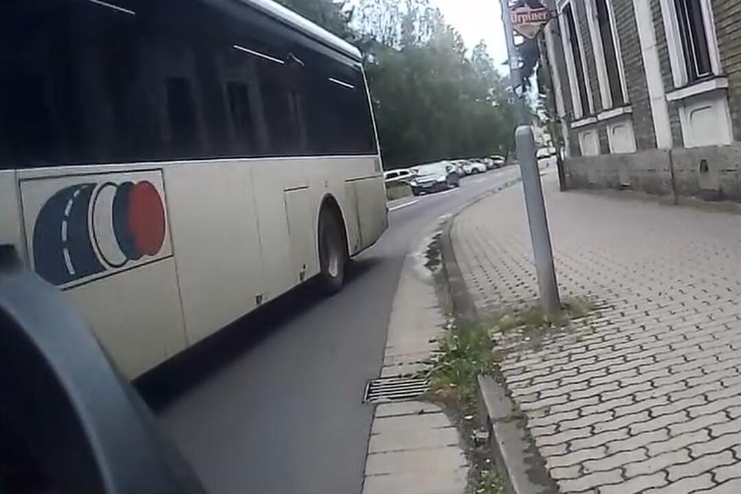 FOTO: Vodič autobusu vo Zvolene ohrozil svojou jazdou iných vodičov, foto 5
