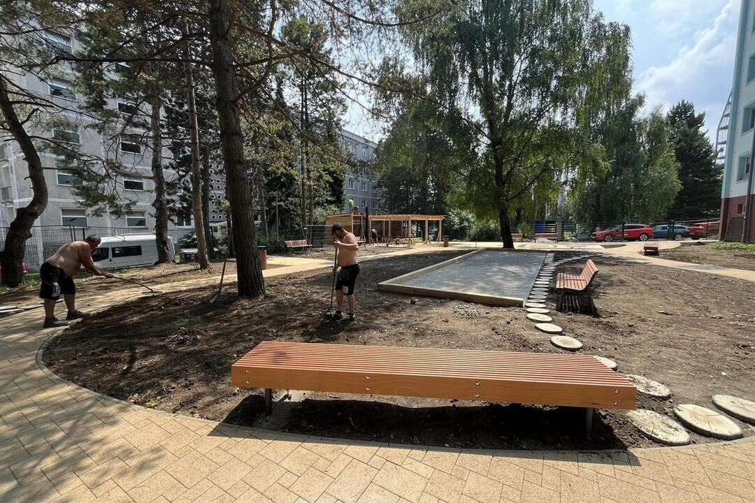 FOTO: Banskobystrickí seniori sa môžu tešiť na novú oddychovú zónu pri Mangólii, foto 2