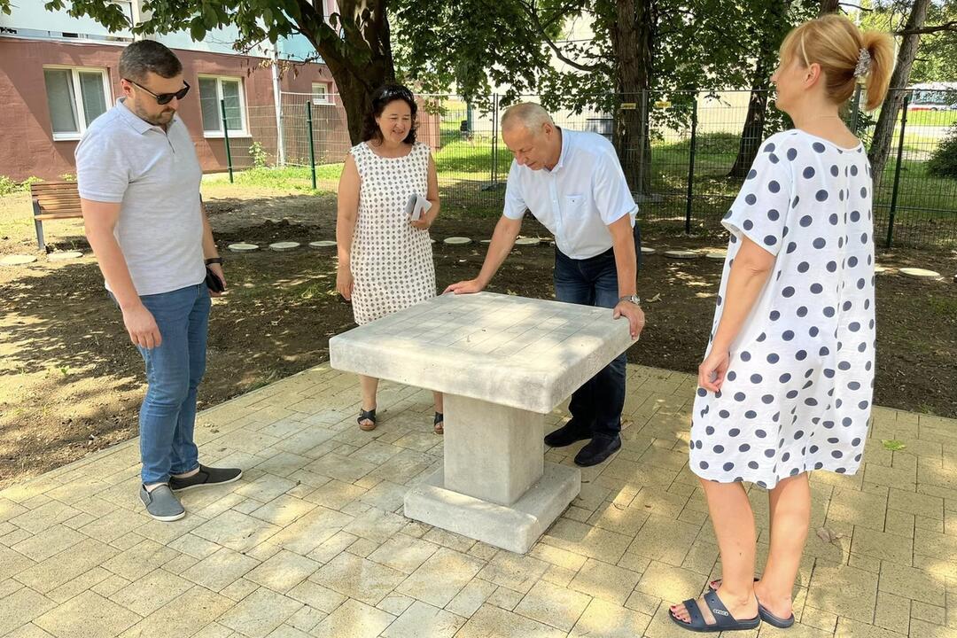 FOTO: Banskobystrickí seniori sa môžu tešiť na novú oddychovú zónu pri Mangólii, foto 5