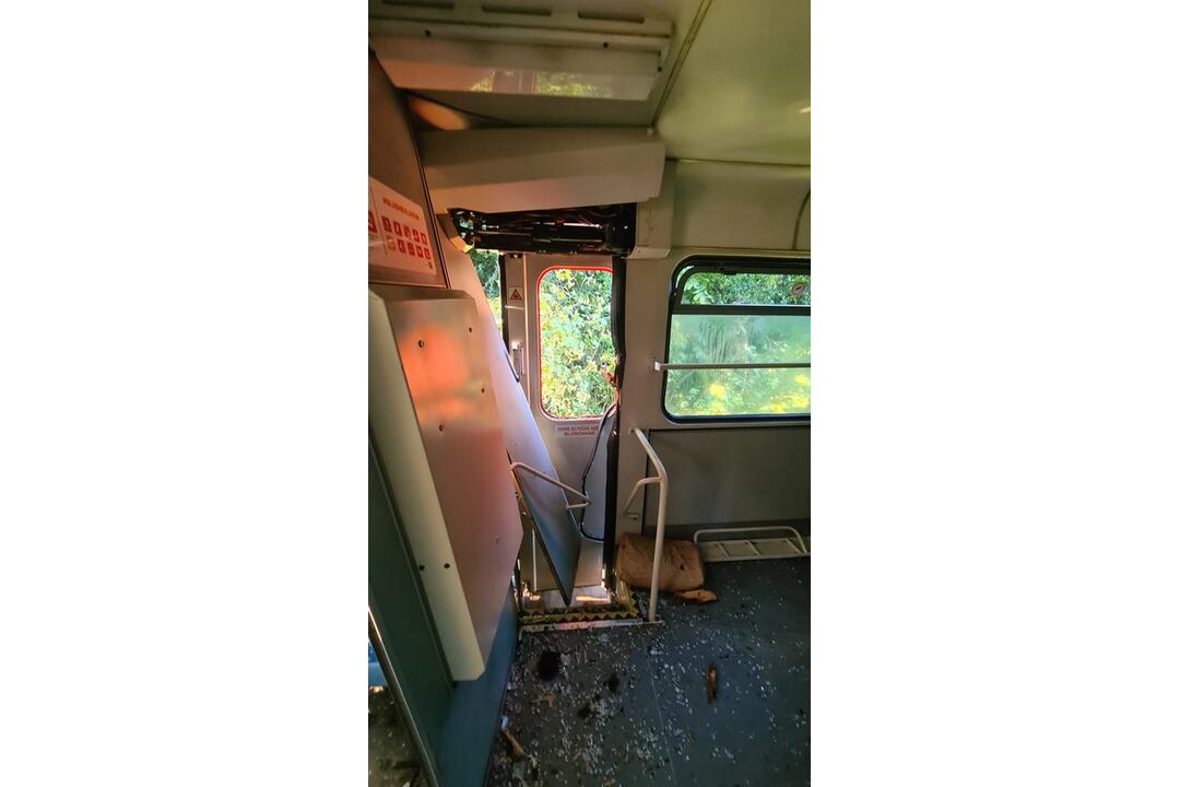 FOTO: Na vlak pri Trnavej Hore spadol strom. Rušňovodič utrpel poranenie hrudníka, foto 2