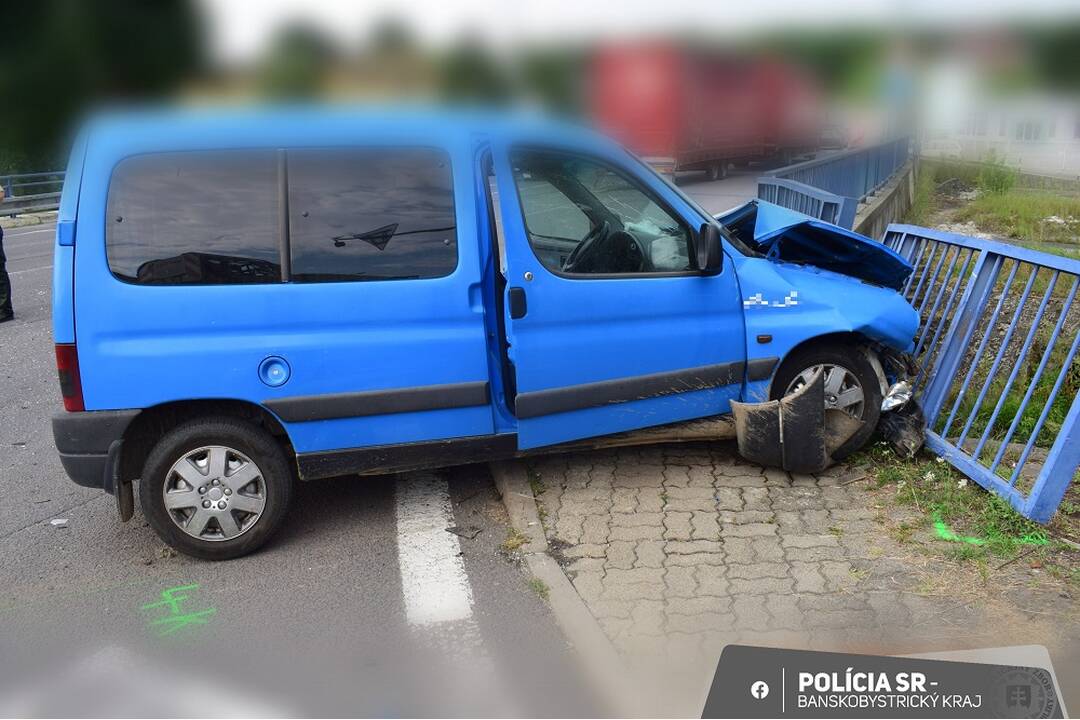 FOTO: Havária osobného auta s nákladným, foto 3