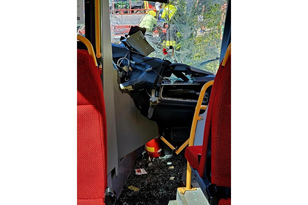 FOTO: V Brezne sa zrazil autobus s traktorom, foto 2