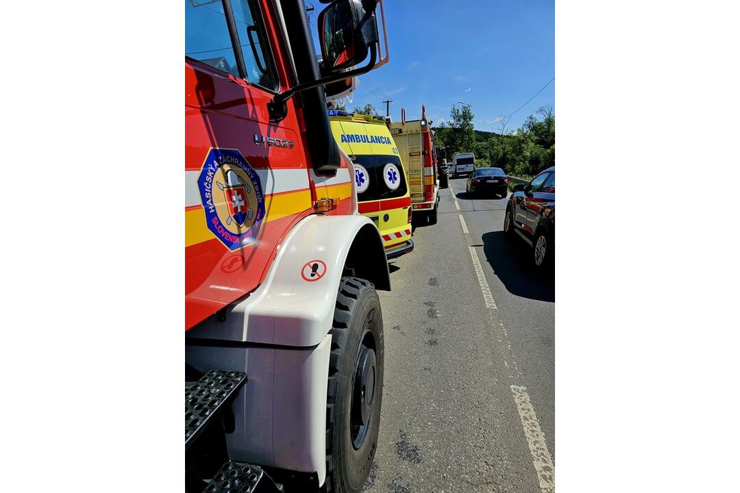 FOTO: V Brezne sa zrazil autobus s traktorom, foto 3