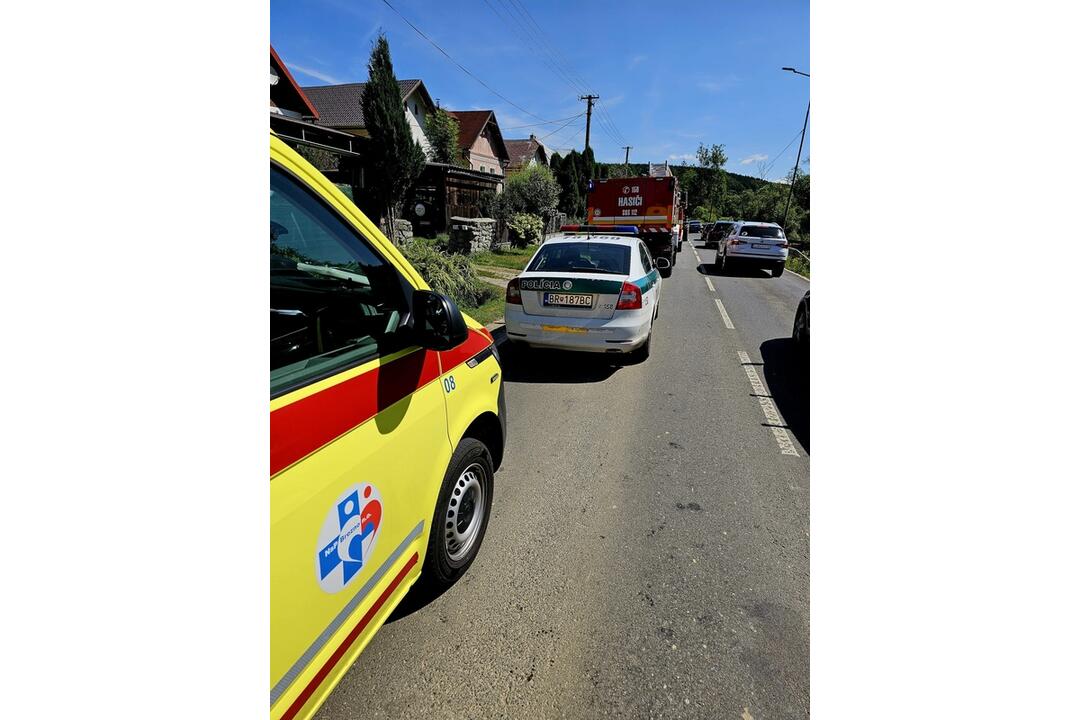 FOTO: V Brezne sa zrazil autobus s traktorom, foto 4