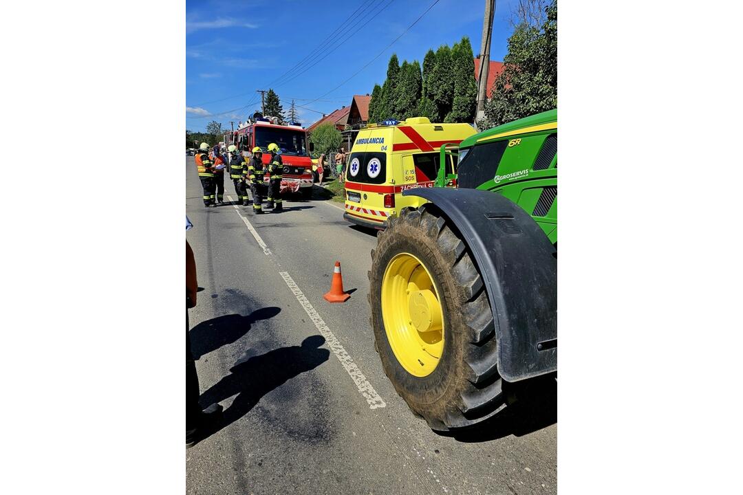 FOTO: V Brezne sa zrazil autobus s traktorom, foto 5
