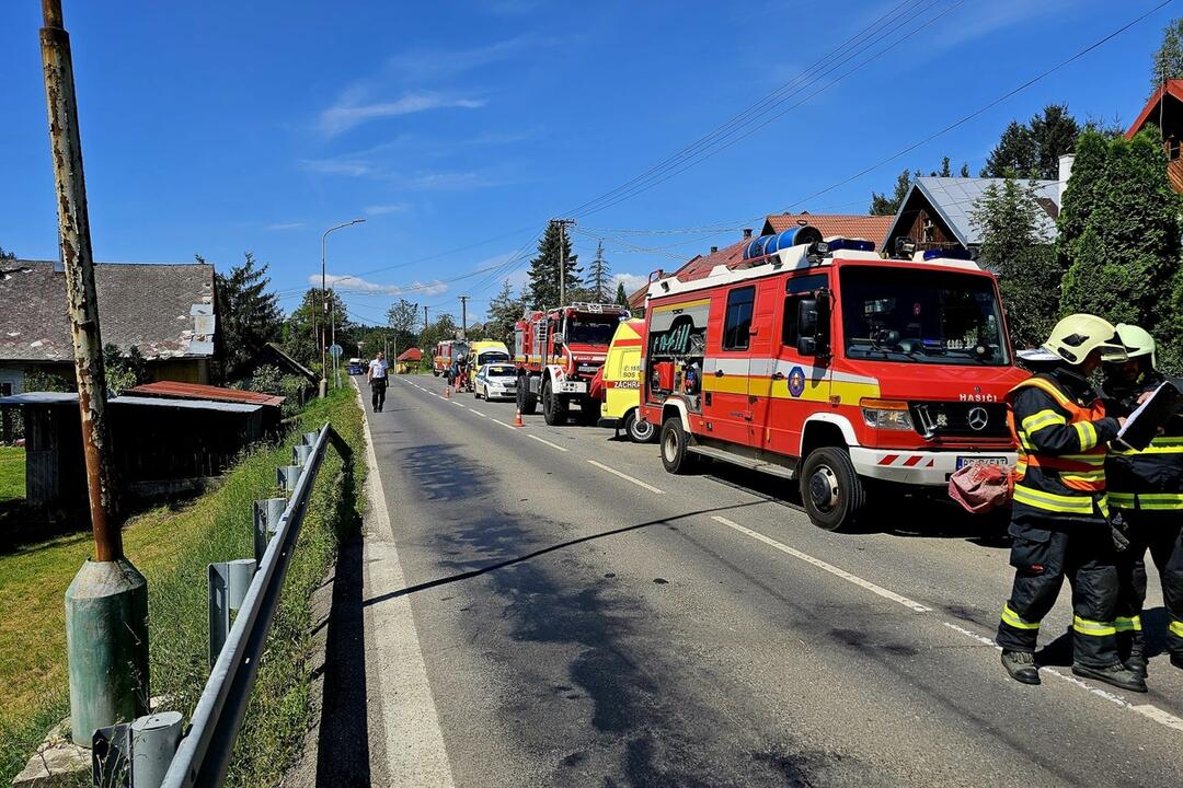 FOTO: V Brezne sa zrazil autobus s traktorom, foto 6