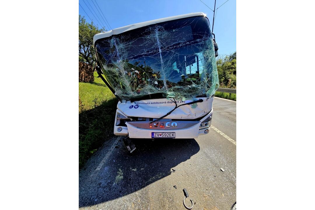 FOTO: V Brezne sa zrazil autobus s traktorom, foto 7