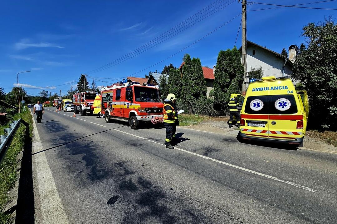 FOTO: V Brezne sa zrazil autobus s traktorom, foto 8