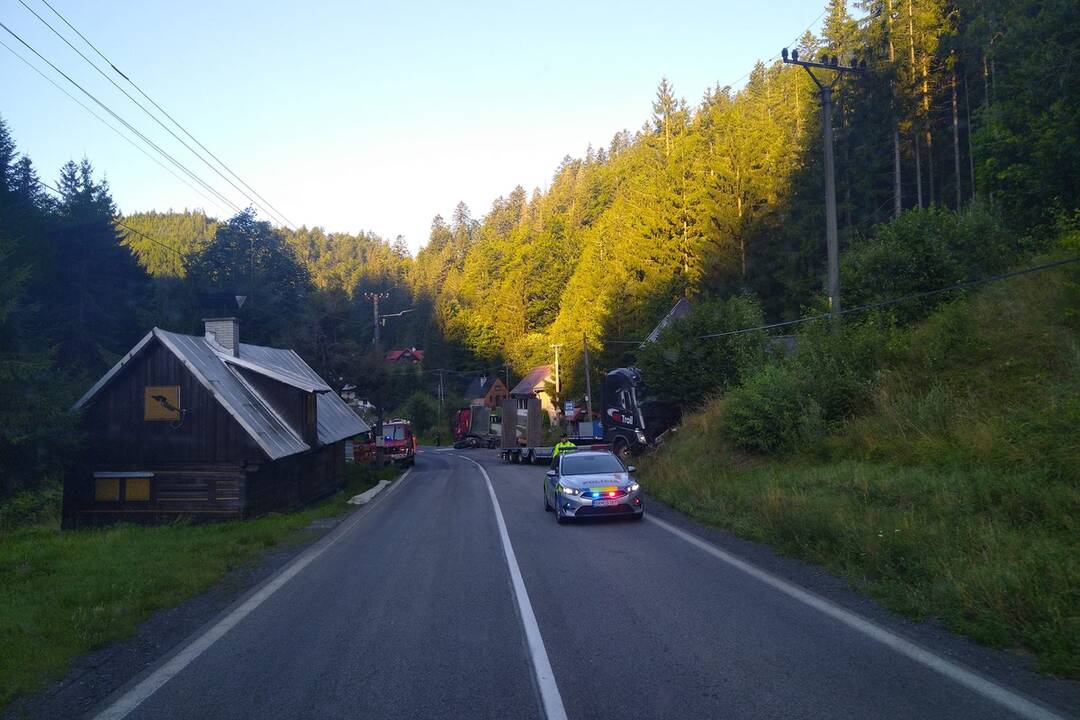 FOTO: Havária dvoch nákladných áut v obci Jarabá, foto 1