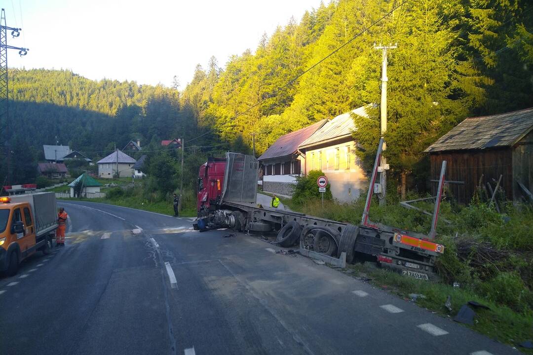 FOTO: Havária dvoch nákladných áut v obci Jarabá, foto 2