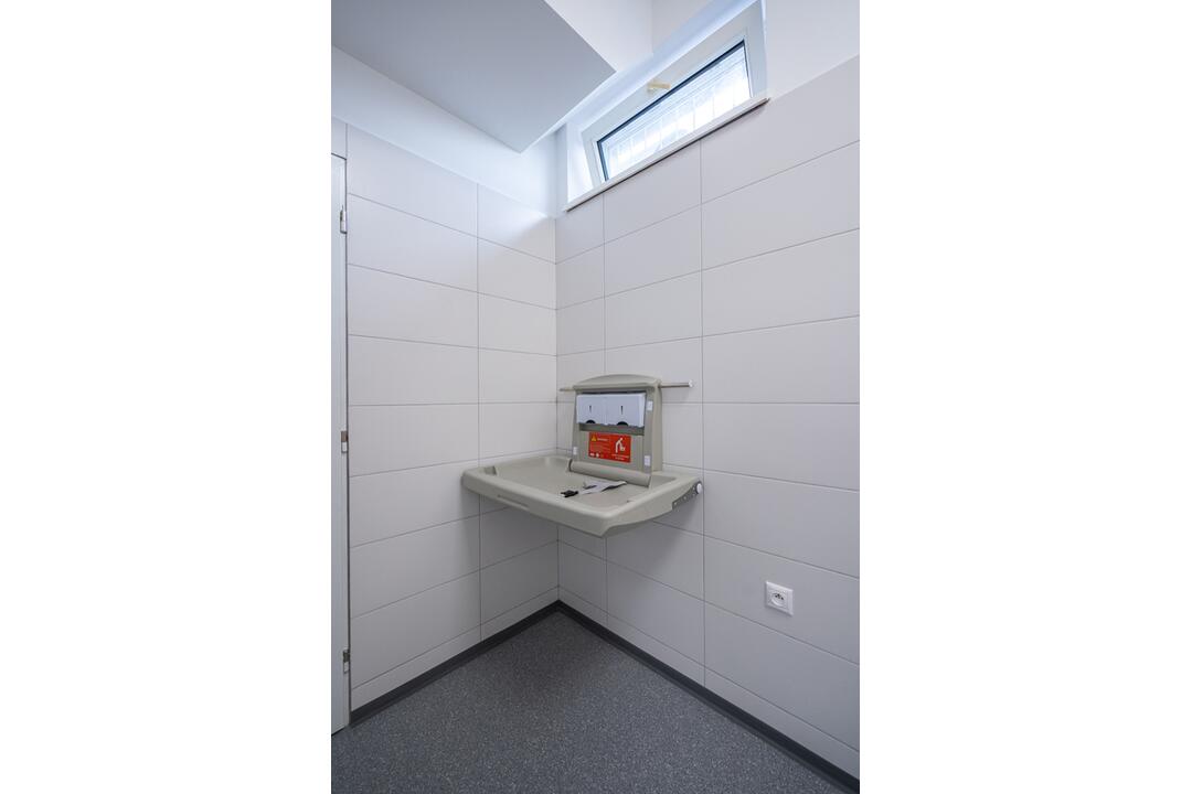 FOTO: Žiar nad Hronom otvorí novú autobusovú čakáreň. Ako to v nej vyzerá?, foto 4