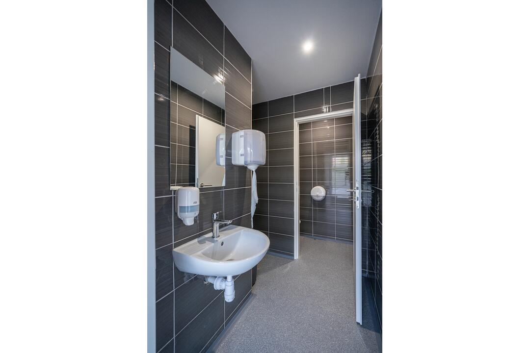 FOTO: Žiar nad Hronom otvorí novú autobusovú čakáreň. Ako to v nej vyzerá?, foto 9