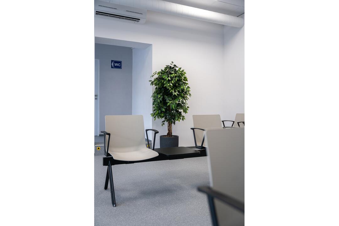 FOTO: Žiar nad Hronom otvorí novú autobusovú čakáreň. Ako to v nej vyzerá?, foto 10