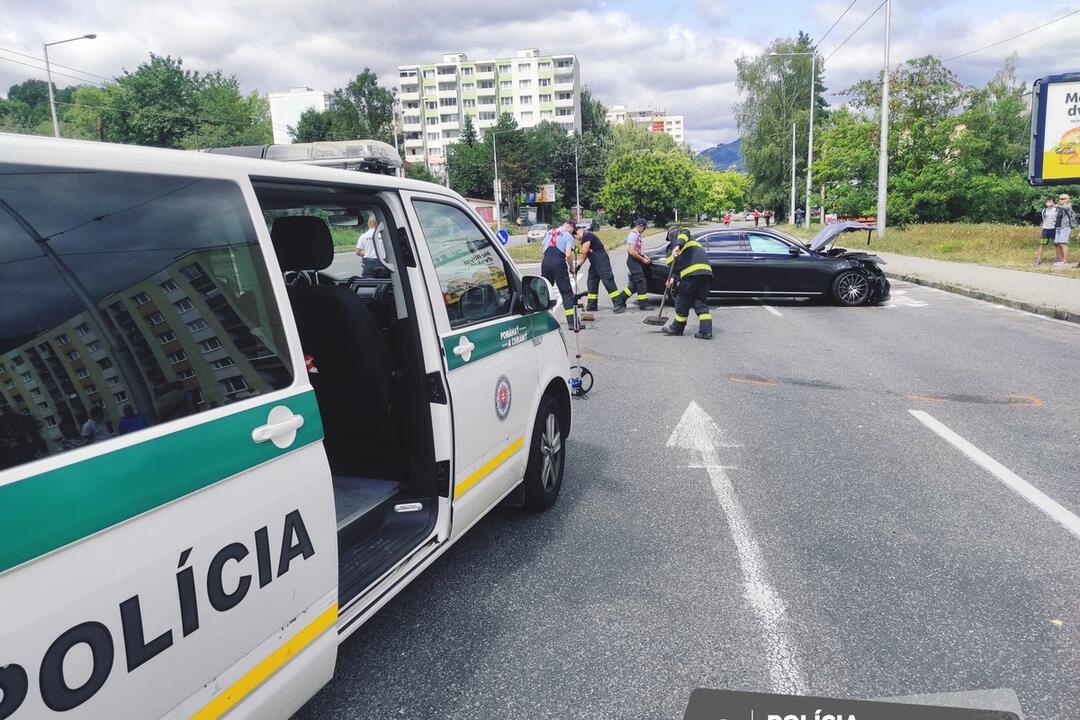 FOTO: Pri nehode v Banskej Bystrici sa zranili štyria ľudia, foto 1