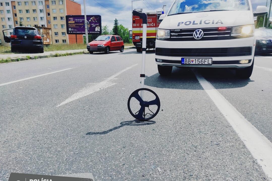 FOTO: Pri nehode v Banskej Bystrici sa zranili štyria ľudia, foto 3