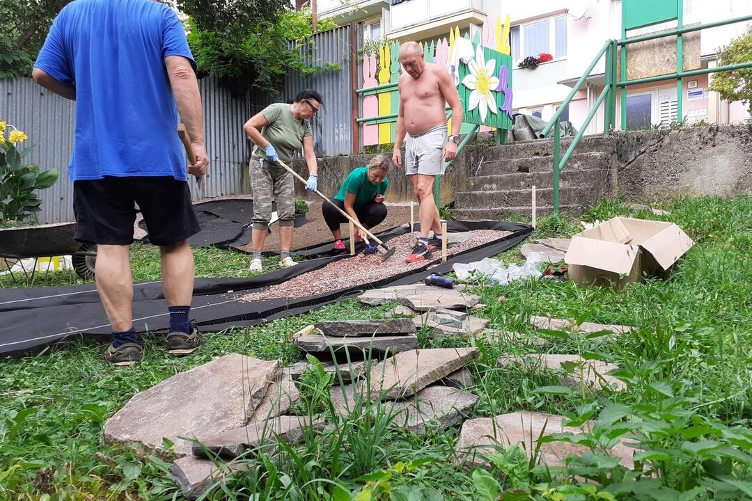 FOTO: Komunitná záhrada Poľná prechádza úžasnou zmenou. Sú za tým iniciatívni Radvančania, foto 7