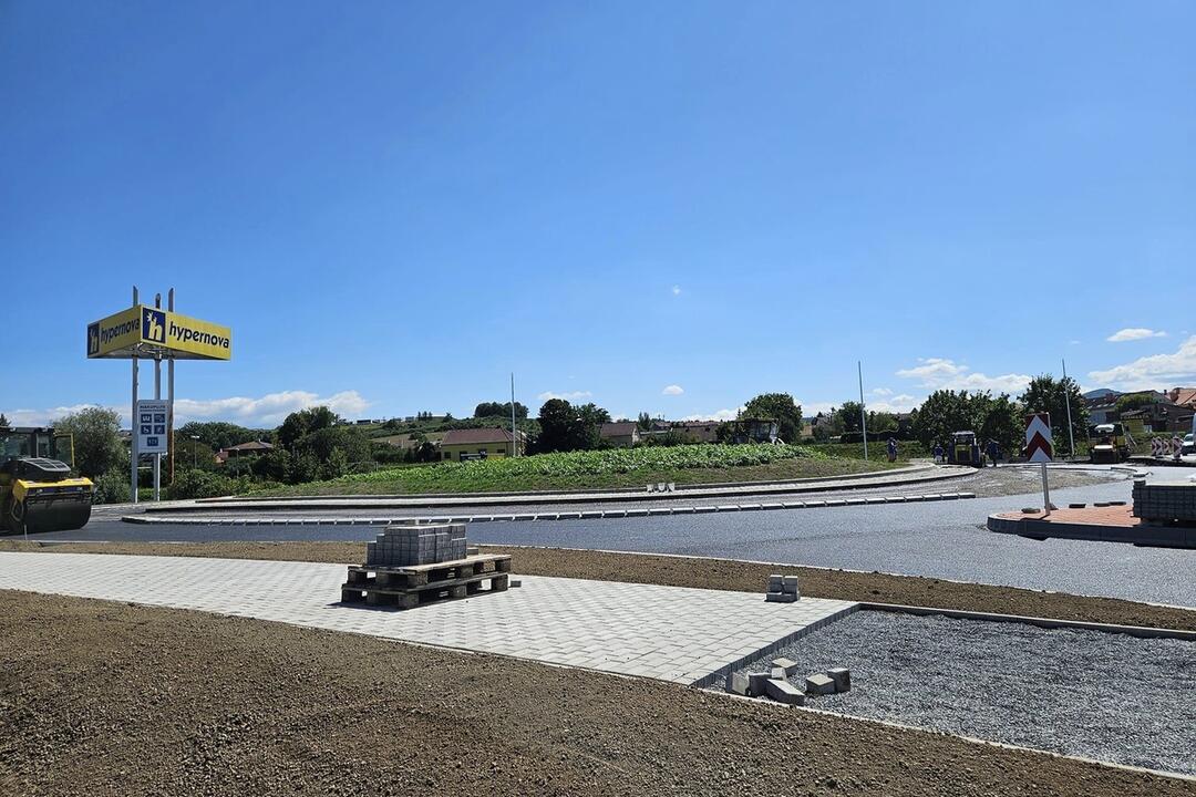 FOTO: Práce na kruhovom objazde na Rákoši napredujú. Pozrite si aktuálne zábery, foto 1