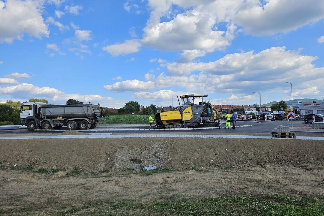 FOTO: Práce na kruhovom objazde na Rákoši napredujú. Pozrite si aktuálne zábery, foto 2