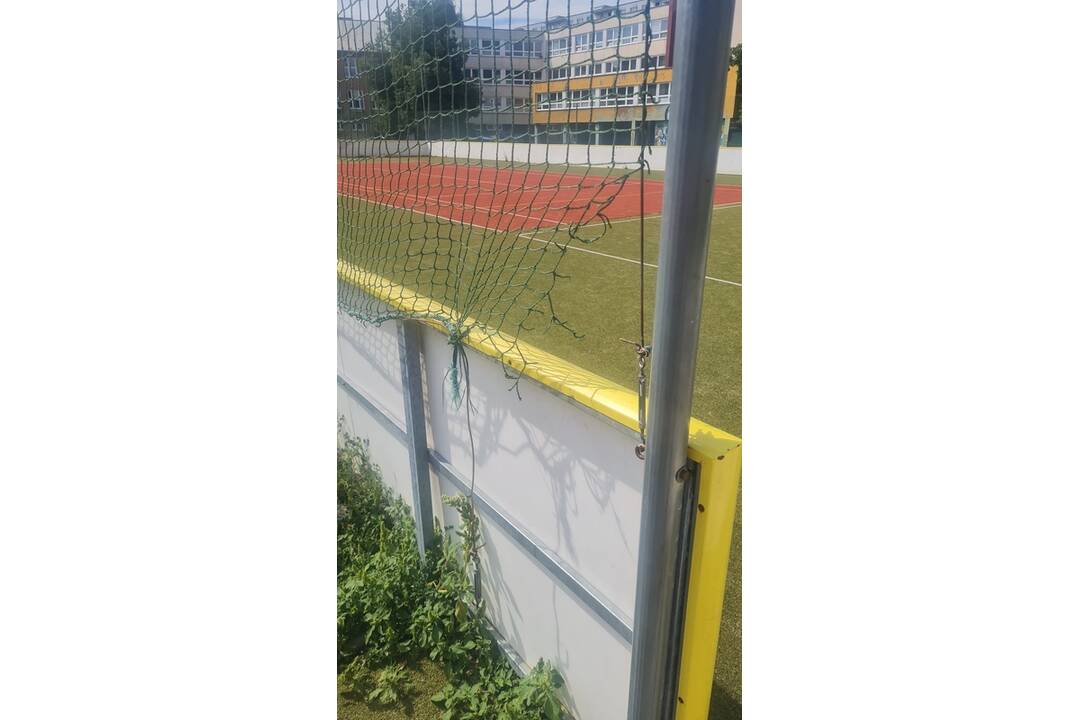 FOTO: Poškodené športové ihrisko v Radvani, foto 8