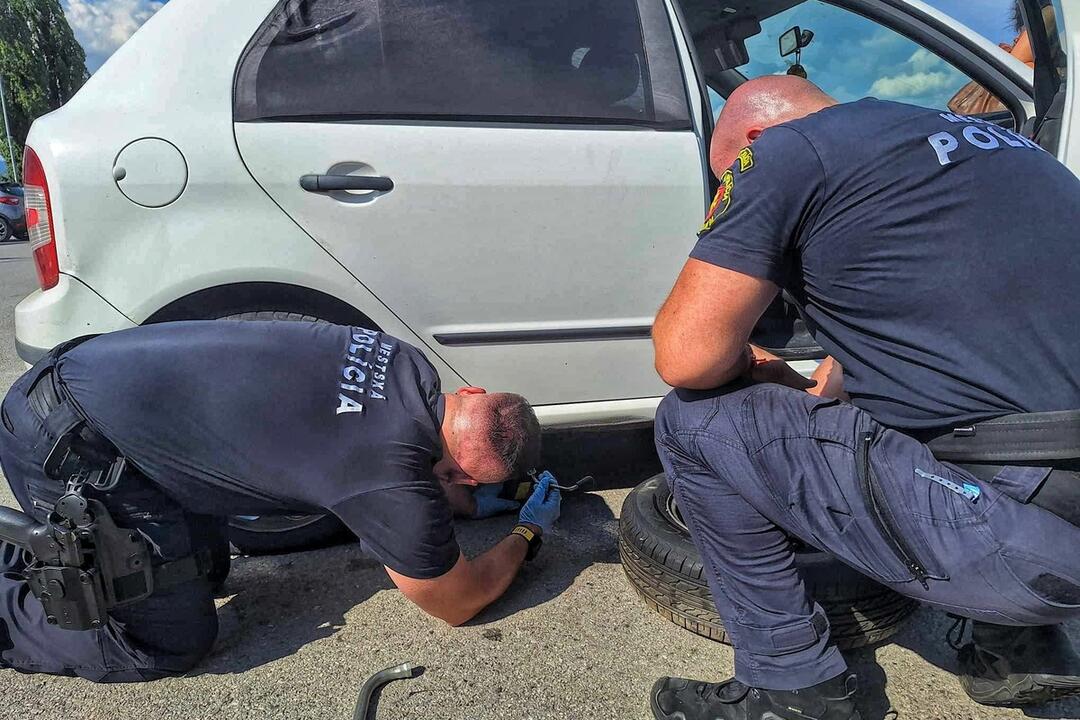 FOTO: Svalnatí policajti zo Zvolena pomohli žene v núdzi. Aké slová im adresovala?, foto 2