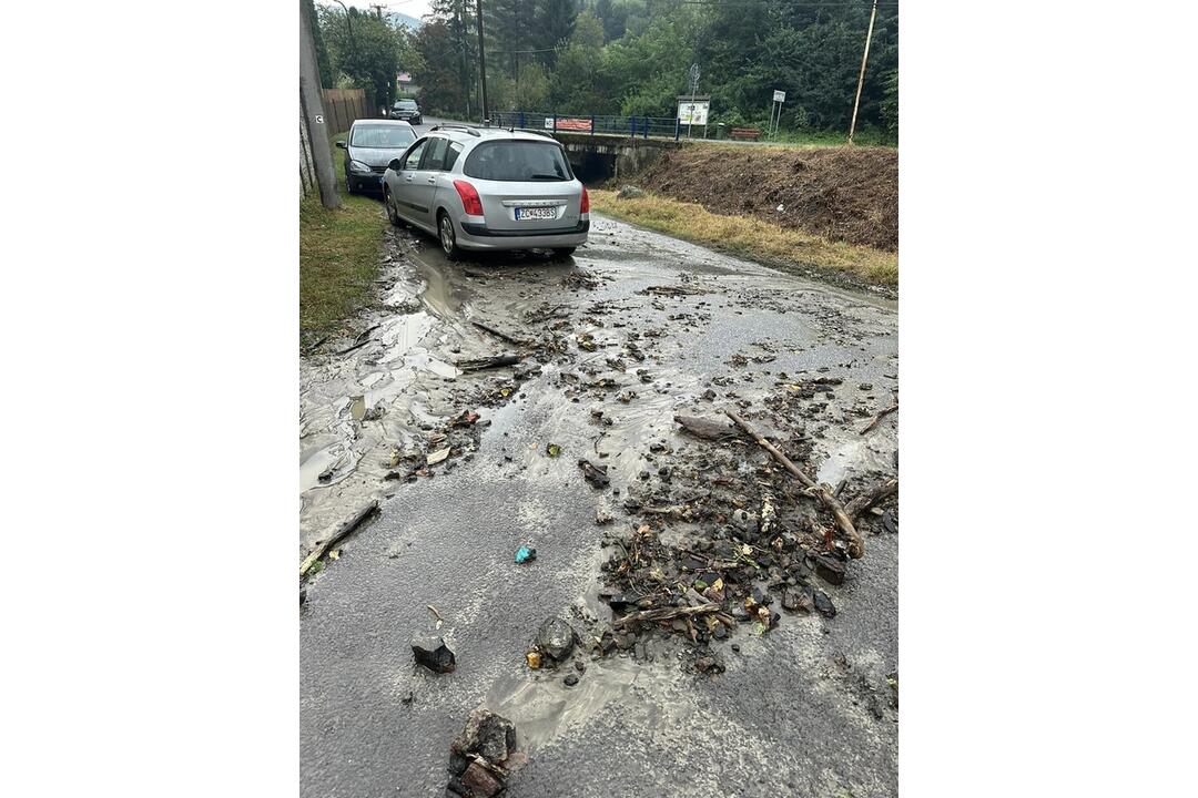 FOTO: Búrka potrápila aj Žarnovicu. Pozrite si, kde pomáhali miestni hasiči, foto 1