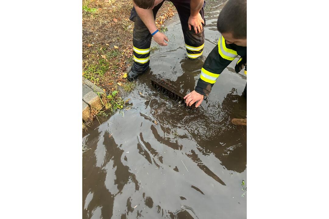 FOTO: Búrka potrápila aj Žarnovicu. Pozrite si, kde pomáhali miestni hasiči, foto 2