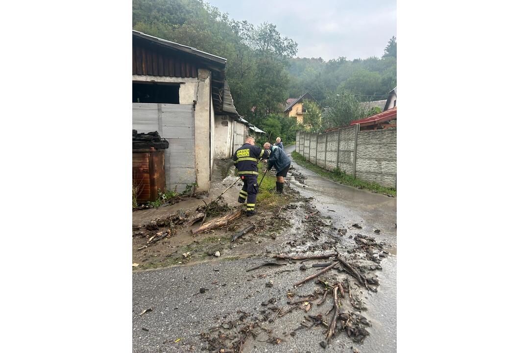 FOTO: Búrka potrápila aj Žarnovicu. Pozrite si, kde pomáhali miestni hasiči, foto 5