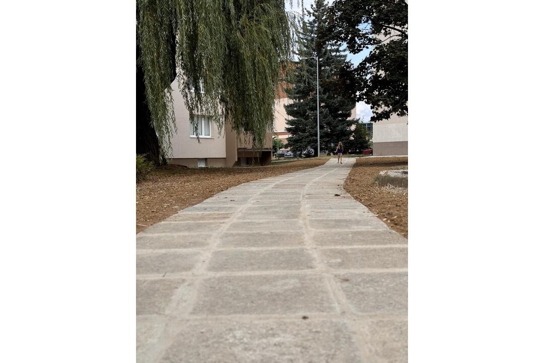 FOTO: Žiar nad Hronom použil materiál z kaštieľa na rekonštrukciu chodníka, foto 4