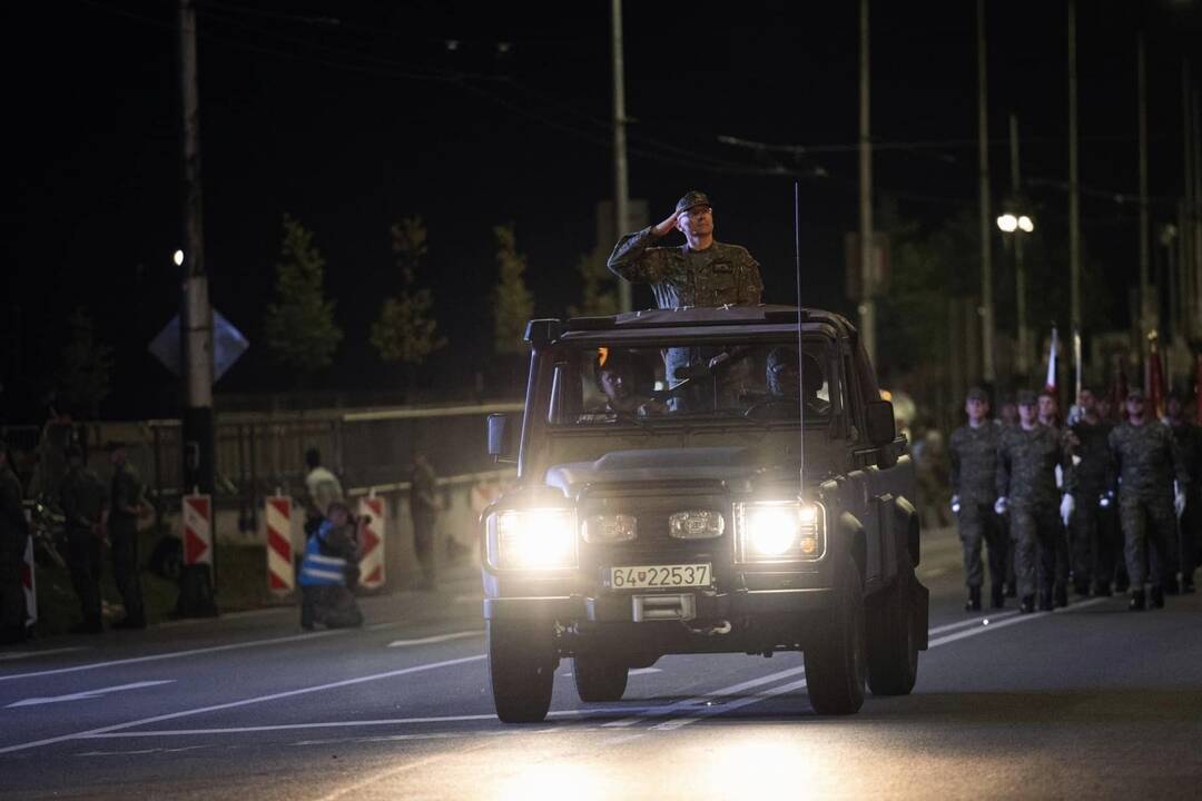 FOTO: Nočná vojenská prehliadka v Banskej Bystrici, foto 1