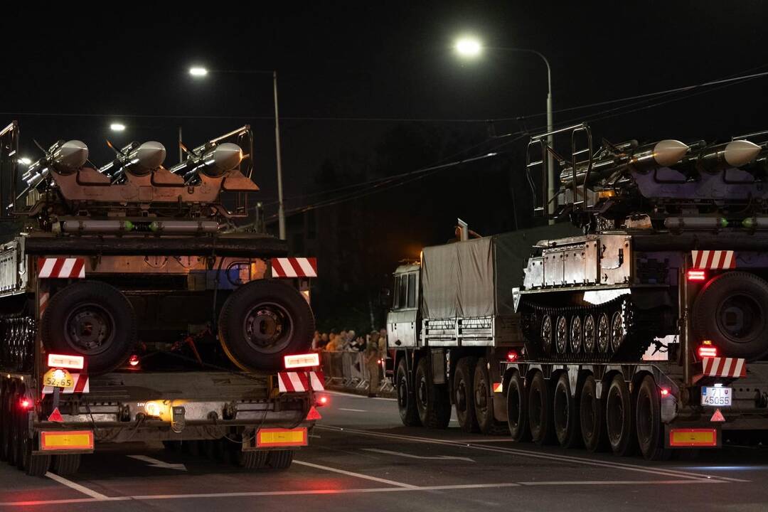 FOTO: Nočná vojenská prehliadka v Banskej Bystrici, foto 3