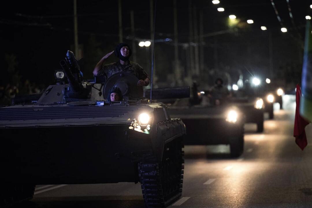 FOTO: Nočná vojenská prehliadka v Banskej Bystrici, foto 6