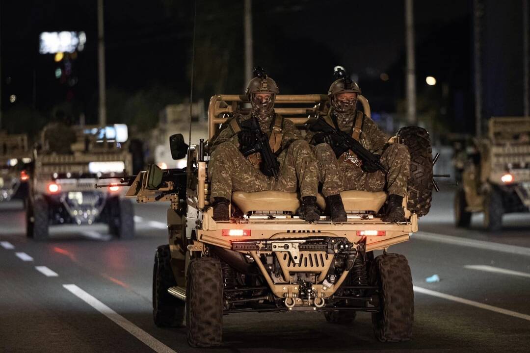 FOTO: Nočná vojenská prehliadka v Banskej Bystrici, foto 10