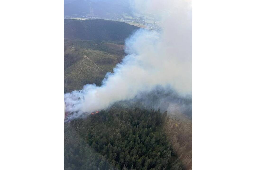 FOTO: Lesy pri obci Pohorelá sú v plameňoch, foto 3
