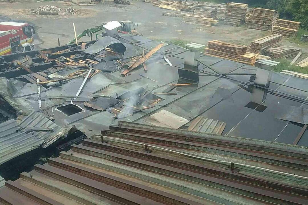FOTO: V obci pri Krupine horela píla. Nikto sa nezranil, škody sú státisícové, foto 4