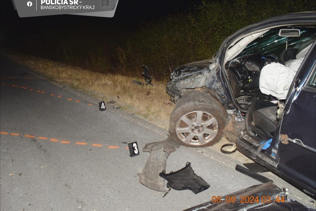 FOTO: Taxikár pri Poltári čelne nabúral do iného vozidla, zranila sa jedna osoba, foto 3