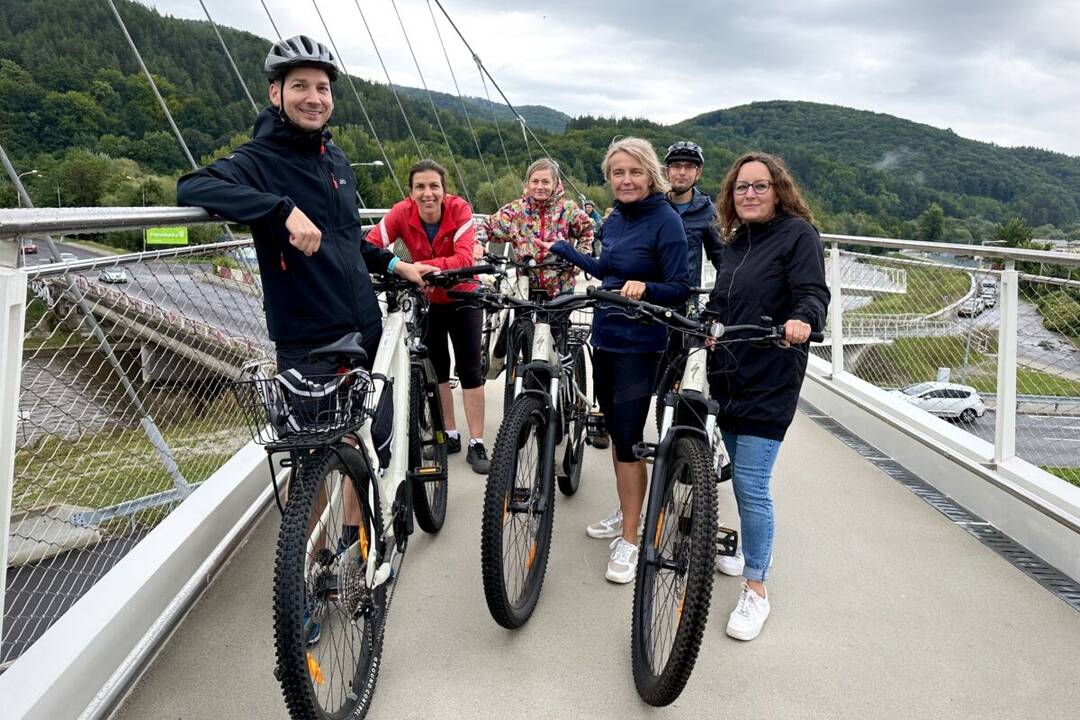 FOTO: Zamestnanci mestského úradu dostali nové e-bicykle, foto 3