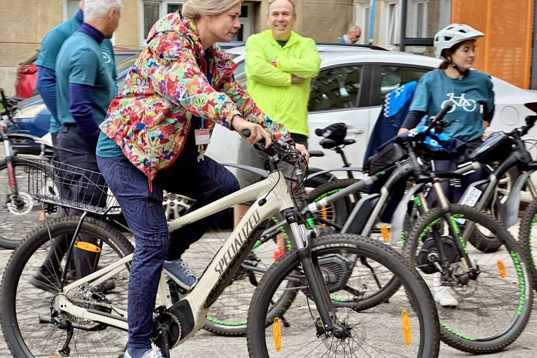 FOTO: Zamestnanci mestského úradu dostali nové e-bicykle, foto 8