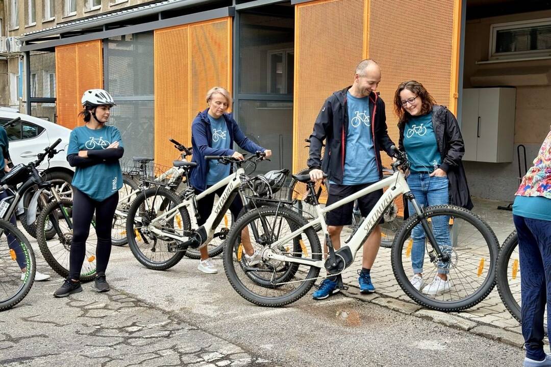 FOTO: Zamestnanci mestského úradu dostali nové e-bicykle, foto 9