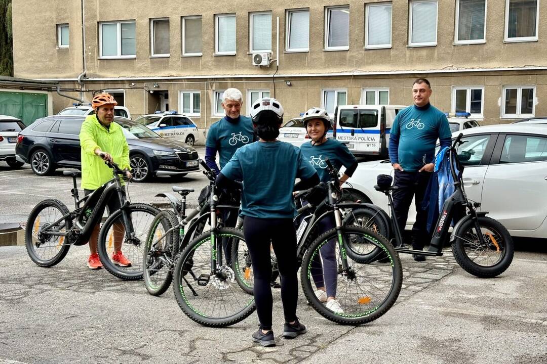 FOTO: Zamestnanci mestského úradu dostali nové e-bicykle, foto 11