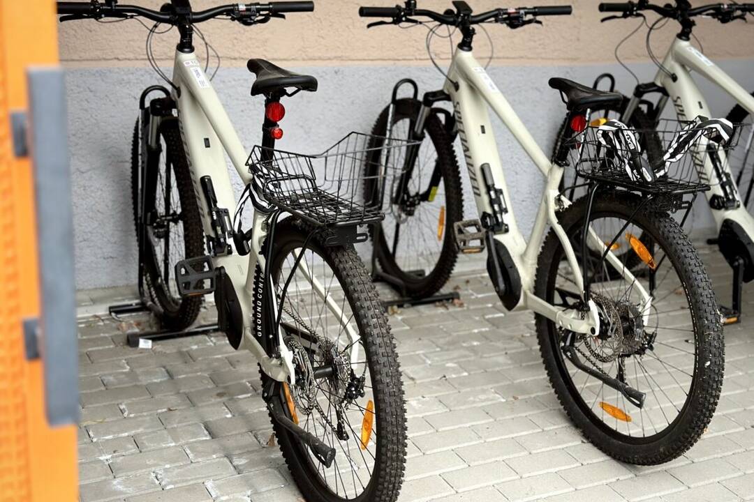 FOTO: Zamestnanci mestského úradu dostali nové e-bicykle, foto 12