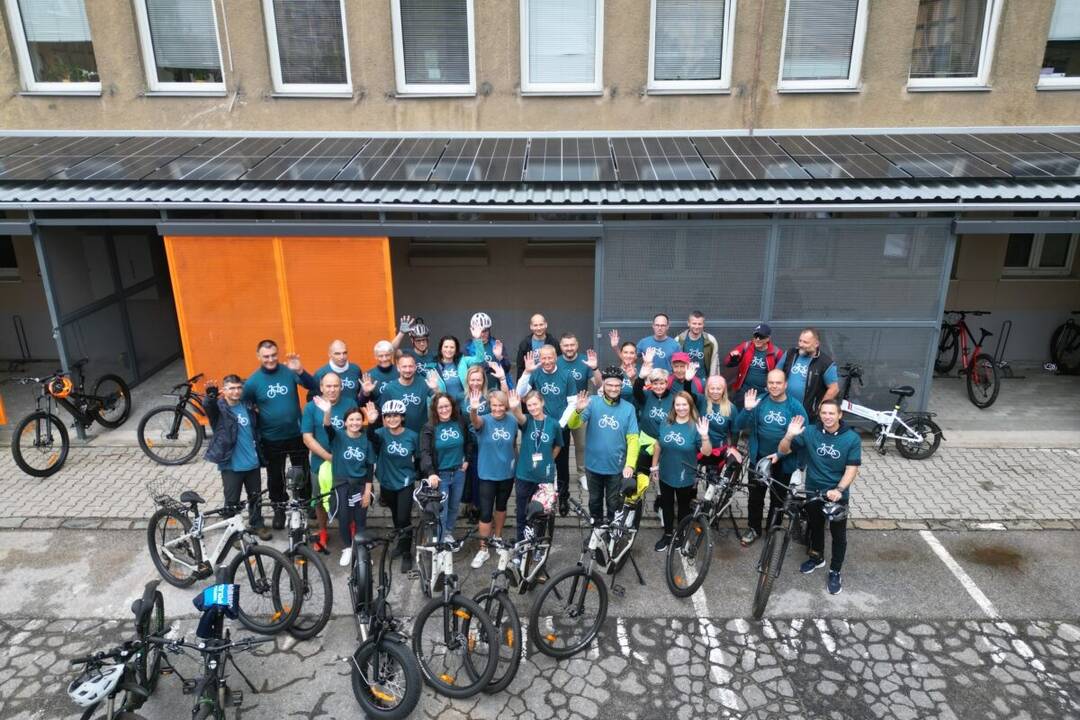 FOTO: Zamestnanci mestského úradu dostali nové e-bicykle, foto 13