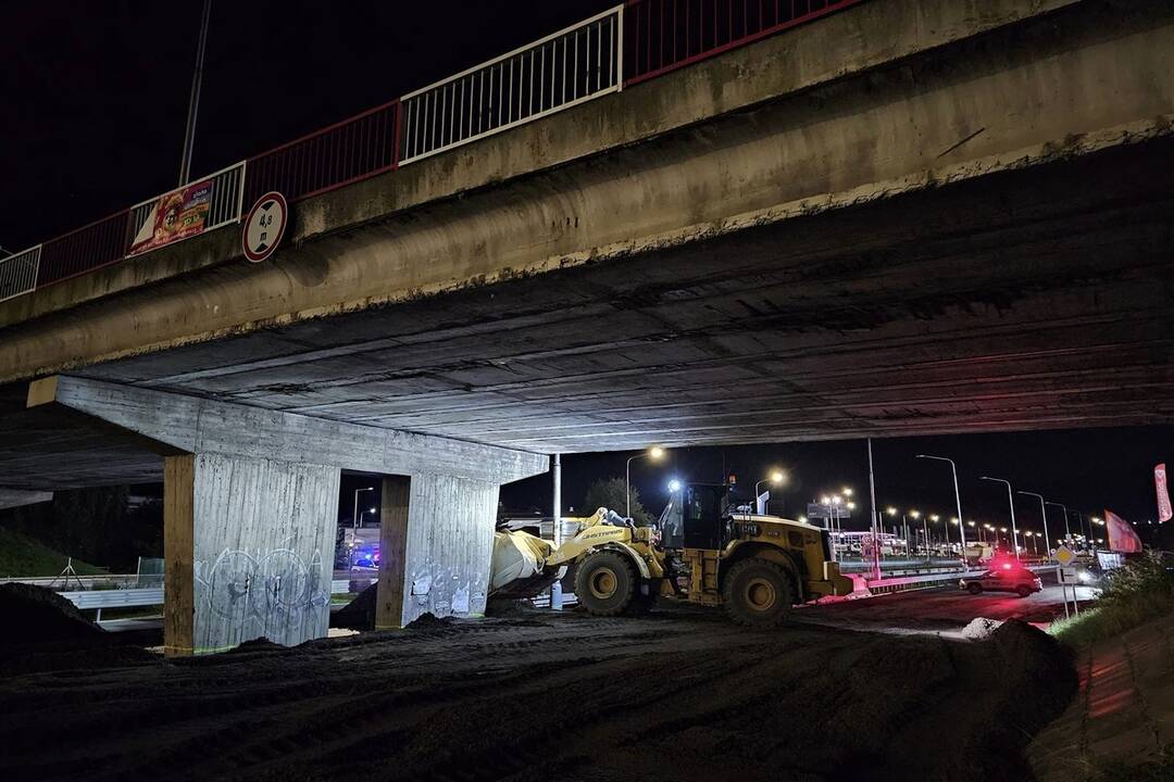 FOTO: Práce na moste začali už počas piatkového večera, foto 7