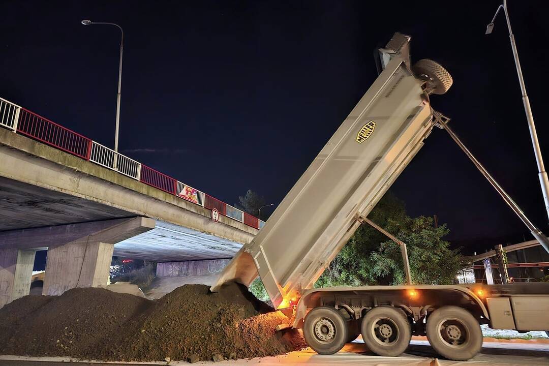 FOTO: Práce na moste začali už počas piatkového večera, foto 10