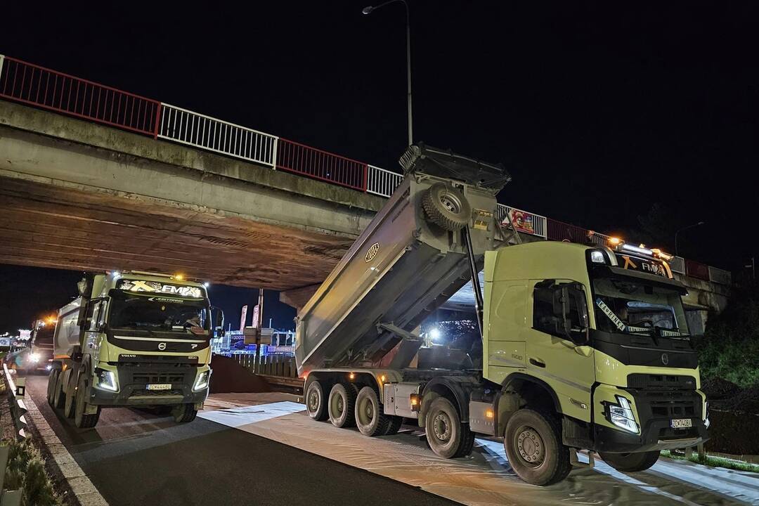 FOTO: Práce na moste začali už počas piatkového večera, foto 11