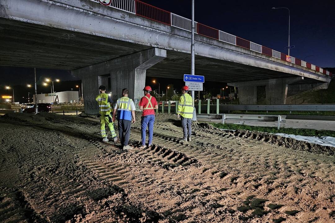 FOTO: Práce na moste začali už počas piatkového večera, foto 26