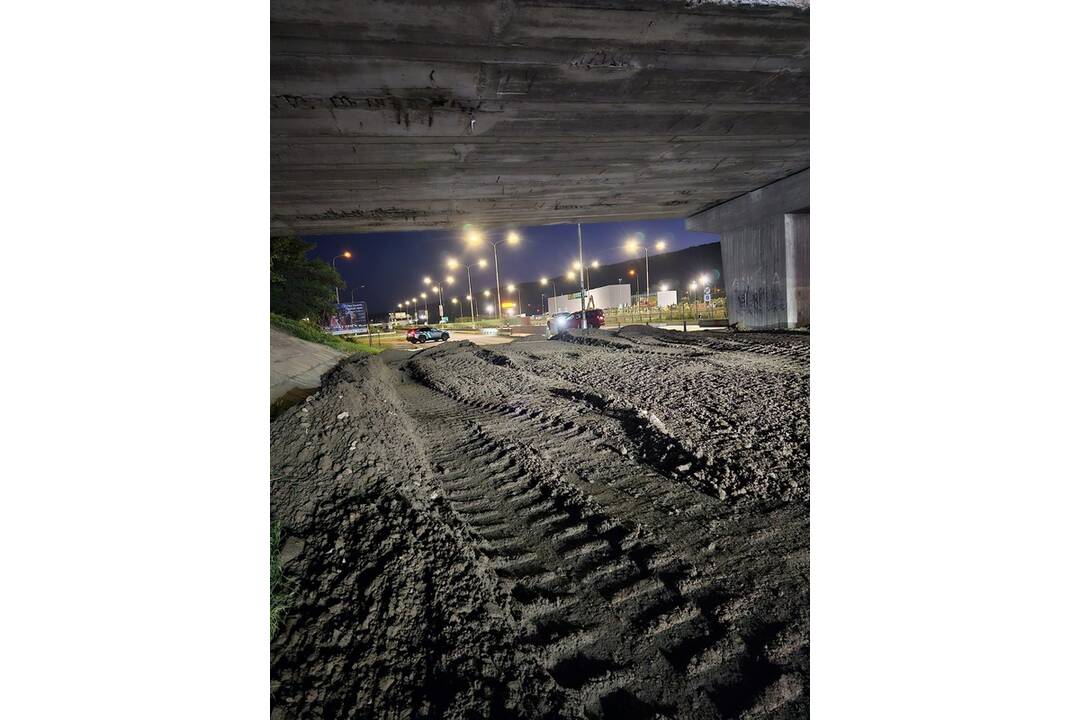 FOTO: Práce na moste začali už počas piatkového večera, foto 27