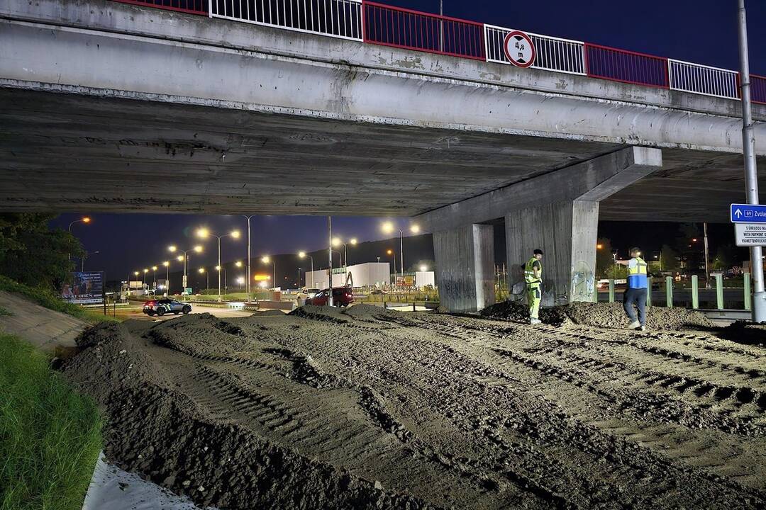 FOTO: Práce na moste začali už počas piatkového večera, foto 28