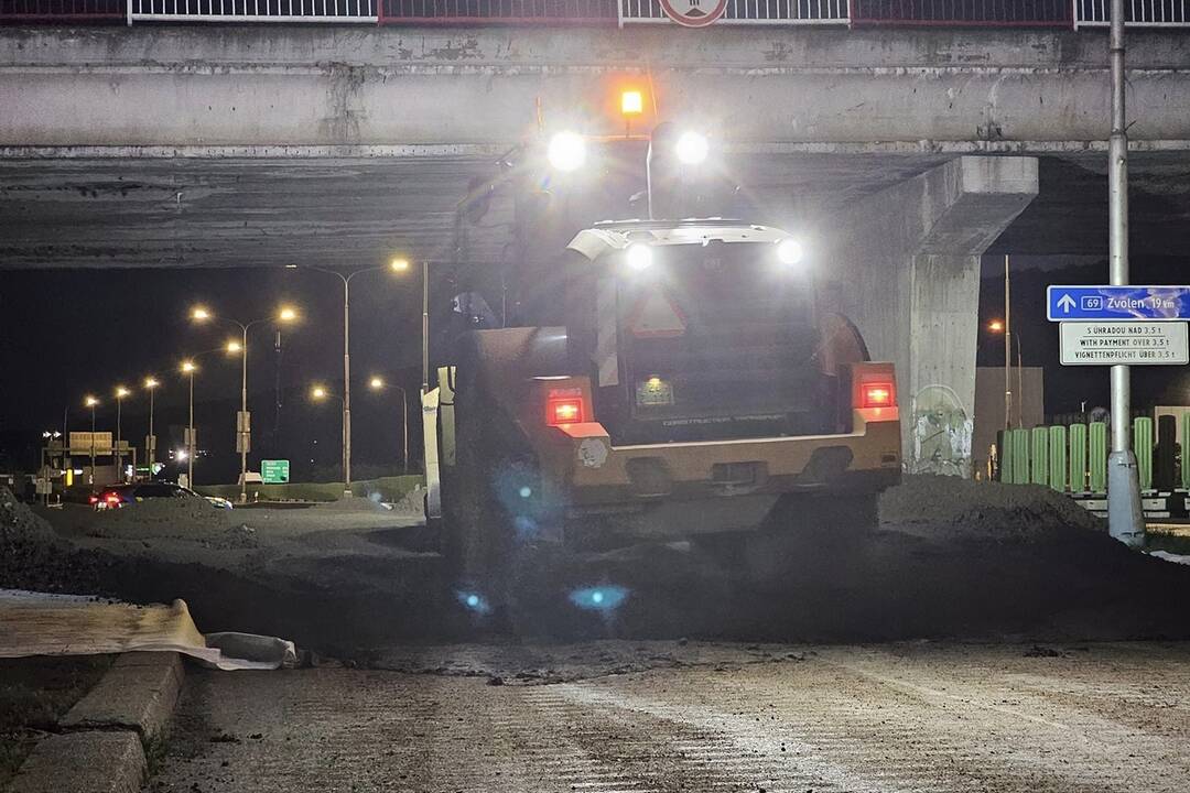 FOTO: Práce na moste začali už počas piatkového večera, foto 30