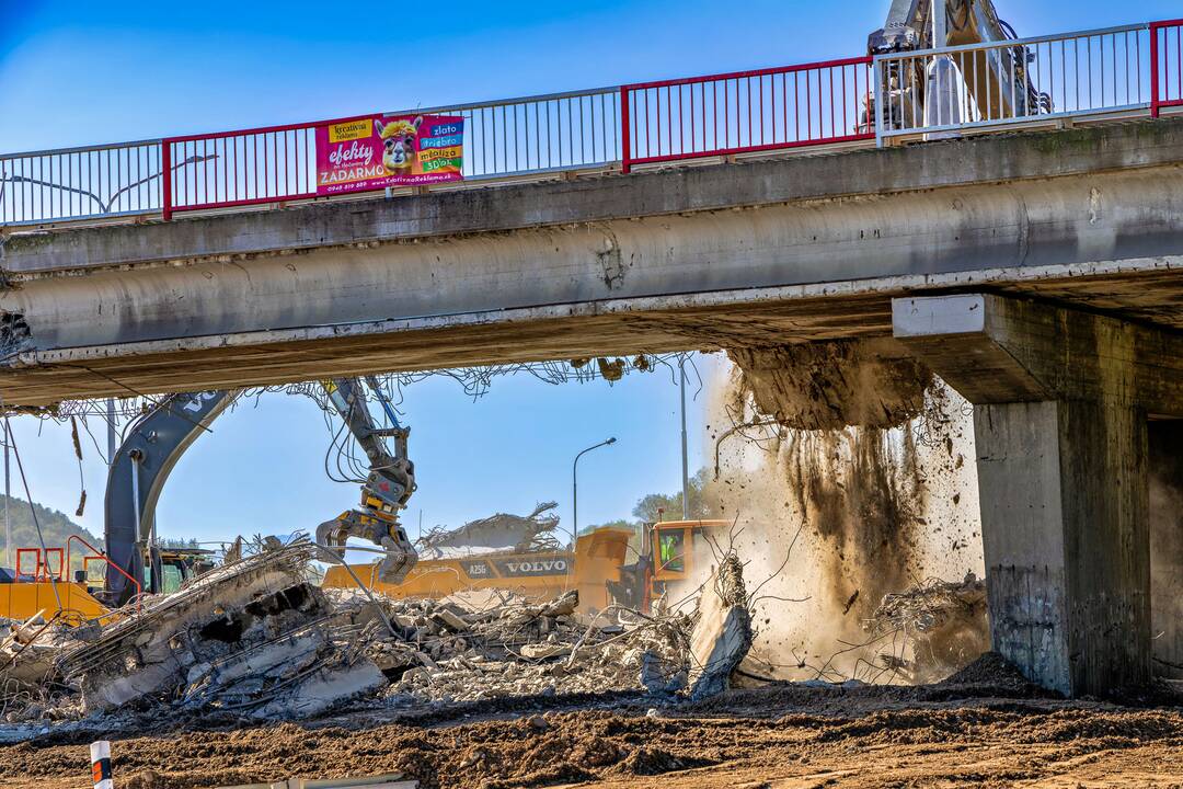 FOTO: V Radvani búrajú poslednú časť mostu, foto 4